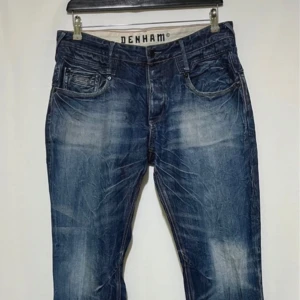 Blå jeans från Denham - Säljer ett par snygga blå jeans från Denham i modellen Cutter+. De är slim fit W 33.