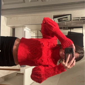 Röd stickad tröja med bollar - Säljer en superfin röd stickad tröja från Gina Tricot med unika bollar som detaljer. Den är croppad och har långa ärmar, perfekt för höst och vinter. Tröjan är både mysig och snygg! Bara använd 2-3 gånger och är i utmärkt skick.