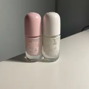 Två nagellack från Essence. Ett i en söt ljusrosa nyans med rosa lock och ett vit med vitt lock. Perfekta för en subtil och elegant look. Lätta att applicera och ger en fin glans. Säljer en för 25kr och båda för 40kr.