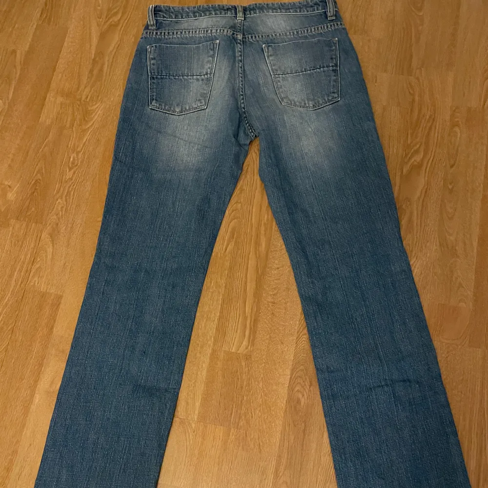 Säljer ett par snygga blå jeans från Filippa K. De är använda mycket men är fortfarande i bra skick! Kontakta om du har fler frågor.. Jeans & Byxor.