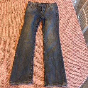 Hm bootcut jeans - Säljer ett par jättefina jeans ifrån hm divided. Jag säljer de pga att de är för små och korta. Har används mycket men har inga defekter. Midjemåttet är 34 cm. De har lite gult broderi på bakfickorna och själva jeansen är i en blå tvättad färg.  