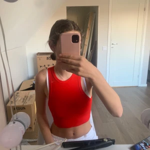 Röd croppad linnetopp från Shein - Säljer en snygg röd croppad linnetopp från Shein i storlek XS. Perfekt för sommardagar eller en utekväll. Toppen är ärmlös och har en tight passform som framhäver figuren. Den är gjord i ett mjukt och bekvämt material.