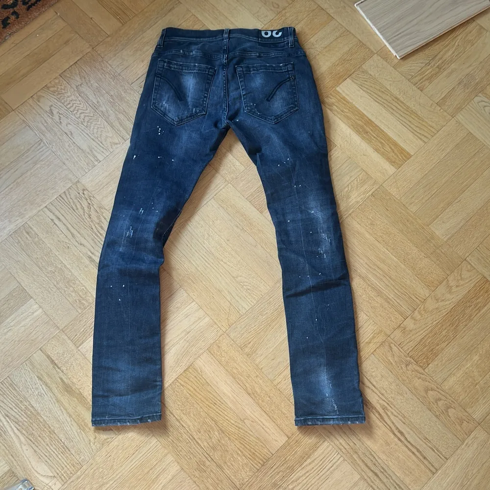 Dondup jeans storlek 29, modell: George, svarta. Jeansen har använts men befinner sig fortfarande i ett mycket bra skick.   Finns att hämta i Göteborg . Jeans & Byxor.