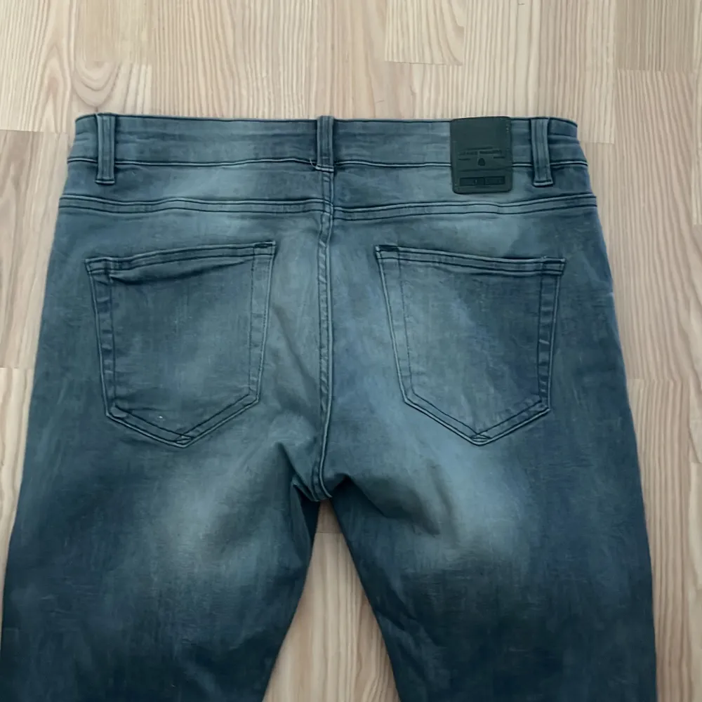 Jeans som jag aldrig har använt pga av storleken dem är helt nya köpte för cirka 700 dem sitter riktigt fint, lite skinny men inte mkt dem sitter perfekt, kontakta mig om du har några frågor om jeansen pris kan diskuteras för en snabb affär. Farkut & Housut.