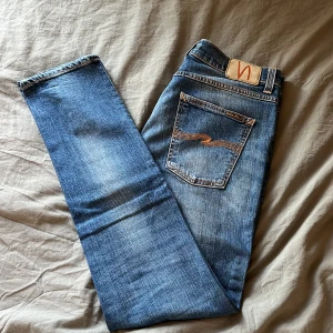 Nudie jeans - Säljer dessa nudie jeansen i modellen Lean Dean. Färgen är Pale Favorite i storleken 32/32. Kontakta gärna vid frågor funderingar eller prisförslag😊