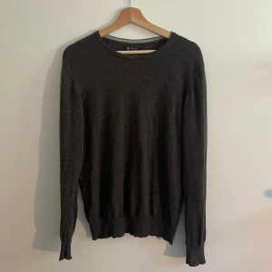 Riley Tröja - Riley merinoulltröja | Skick: Mycket fint | Storlek: M, passar även S | Pris: 199kr | Hör av dig vid frågor eller för fler bilder!⭐️