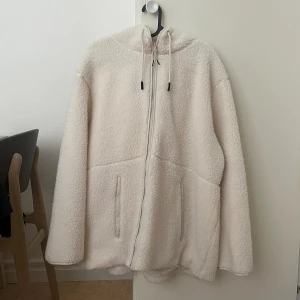 Supermysig jacka - Supermysig jacka från H&M med luva. Endast använd en gång så i nyskick 💘 Storlek XL (sitter perfekt oversize på mig som är 175cm, tycker jag)  300kr