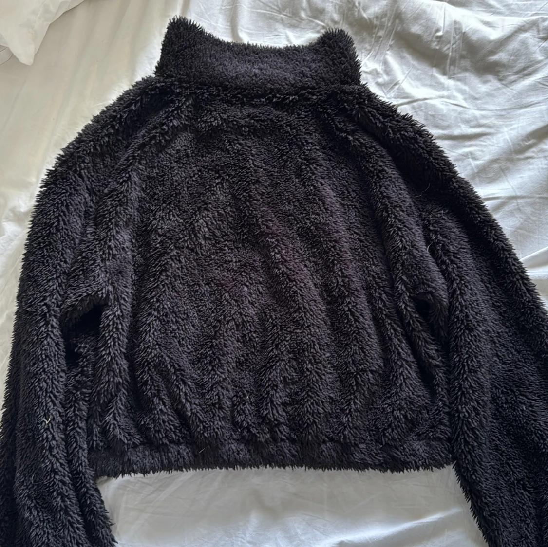 Svart fleece hoodie från NLY Trend - 92