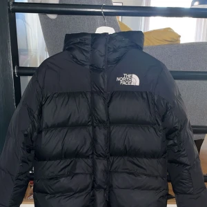 The North face jacka  - Jättefin och varm The North Face jacka med luva, som är i nyskick! Är i storlek S i dam modell!🤍 