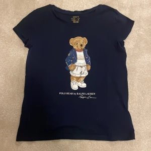Polo Ralph lauren t-shirt  - Denna super fina polo Ralph lauren t-shirt säljs på grund av att den är för liten.Det står att storleken är 12-14år men jag skulle säga att den är som en xs/xxs. Den passar nog extra bra på någon som är lite kortare. Pris kan diskuteras!!