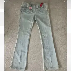 Super snygga bootcut jeans i en så fin tvätt!! Köpte på vinted men var inte så nöjd över hur de satt på mig💗Midjemått ca 39-40 rakt över, innerben 79! Små fläckar på baksida ben men som säkert försvinner i tvätten! 💖💖För långa på mig som är 157 cm 