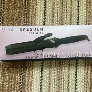 Locktång - Jag säljer en locktång, Vilda Sassoon. Legat ett tag hemma, säljs för att den var för stor och mitt hår för kort. Skriv gärna vid eget förslag på pris. 