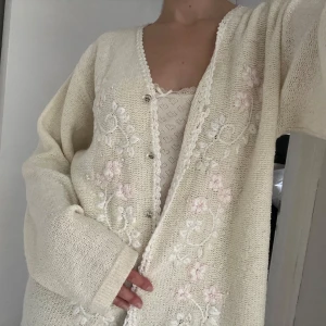 Kofta - Jättesöt stickad kofta med blombroderier, krämvit 🌸 (Liten defekt kolla sista bilden)  Står ingen storlek men skulle säga passar S-L 🤍  Kontakta vid frågor 💌