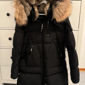 Cedrico jacka - En jacka som är använt några gånger den är alltså nästan helt ny och går tyvärr inte till användning då den är för stor och fel storlek. 