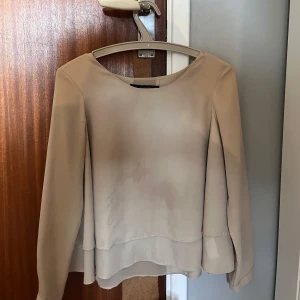 Beige blus  - Bra skick men har använt lite då och då.