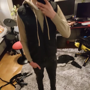 Merino ull tröja - Säljer min merino ull tröja som jag endast har använt en gång, det var då jag tog bilden. Storleken är S (160-170 cm). Säljer för att den var lite för liten. Kostar cirka 1000 ny.