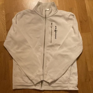 Sail Racing tröja - Säljer en vit Sail Racing zip tröja/jacka i bra skick. Den kan även användas som en lätt jacka. Nypris 900. Storlek 160. Skriv gärna om du är intresserad 