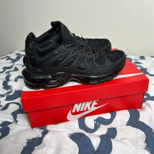 Nike TN TERRASCAPE GORETEX - Säljer ett par Nike Terrascape sneakers i mycket bra skick. De är gotetex och perfekt för vinter! Skorna är i storlek herr 43 och kommer i originalkartong. Använt skor för en veckan och passar inte mitt still längre. Passar perfekt för dig som vill ha stil och komfort i ett! Skriv för mer info!