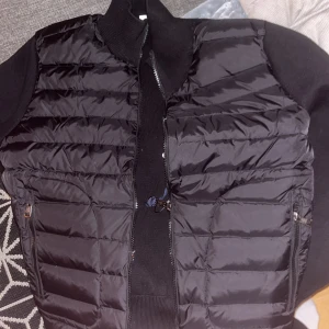 Svart pufferjacka - Säljer en snygg svart pufferjacka med dragkedja. Den har långa ärmar och är perfekt för höst och vinter. Jackan är i mycket bra skick och passar både till vardags och fest. Den quiltade designen ger en modern look.
