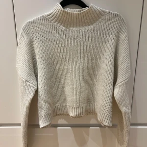 Vit stickad polotröja - Säljer en supermysig vit glitter stickad polotröja🤎