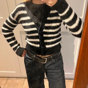 Randig stickad kofta  - Randig stickad tröja från asos i strl xs.