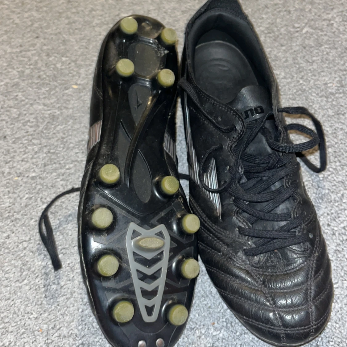 Svarta fotbollsskor från Morelia Neo - 90