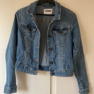 Blå jeansjacka från Noisy May - Säljer en snygg blå jeansjacka från Noisy May i storlek S. Jackan har en klassisk design med knappar framtill och två bröstfickor. Perfekt för vår och sommar, och funkar till nästan alla outfits! 💙