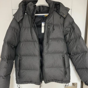 Ralph Lauren Vinterjacka - Helt ny Ralph Lauren vinterjacka | Storlek m | prislapp sitter kvar, inget kvitto men qr kod bevisar äktigheten | perfekt inför kallare väder | för mer info skriv privat!