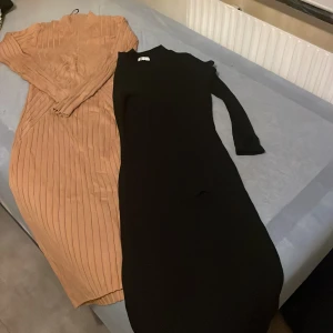 Beige och svart långklänning - Två stilrena långklänningar i beige och svart. Den beige klänningen har ett randigt mönster och är ribbad, perfekt för höst och vinter. Den svarta klänningen är enkel och elegant, båda med långärmad design. Perfekta för både vardag och festliga tillfällen. Den Beige är i St Xs och den svarta i L . Båda för 350kr och en för 150kr + frakt(59)kr