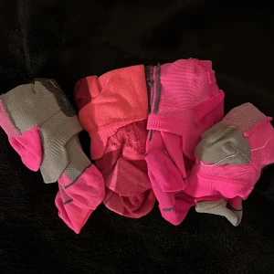 Färgglada träningsstrumpor stl 39-40 - Säljer ett gäng färgglada träningsstrumpor i olika nyanser av rosa och grått. Perfekta för träning. 30 för alla