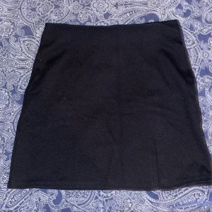 Kort kjol - En kort svart kjol med en liten slits på ena låret, har aldrig använt💕