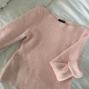 Ljusrosa stickad tröja från Mango - Superfin ljusrosa stickad tröja från Mangi i mycket bra skick. Den är perfekt för både höst och vinter med sina långa ärmar och mjuka material. Tröjan har en normal passform och är riktigt mysig att ha på sig. Perfekt för en chill dag eller en fika med vänner! 💖