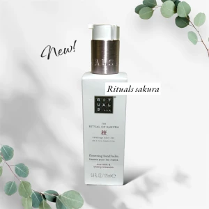 Ny! The Ritual of Sakura Hand Balm - Lyxig handbalsam från Rituals med doft av körsbärsblom och rismjölk. Perfekt för att fira varje dag som en ny början. Innehåller 94% naturliga ingredienser och kommer i en stilren vit flaska med silverdetaljer. Volymen är 175 ml. Nypris 139:- säljer även matchande tvål i mina andra annonser.