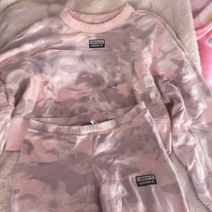 Addias Set Rosa - Säljer detta fina sätta eftersom jag kan inte kan ha det längre pga att storleken har blivit för liten för mig. 