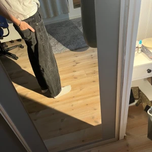 Jeans wide leg Pull&bear  - Vida jeans från pullnbear  Storlek 40   Jag brukar ha M och de passar mig så lite liten i storleken  Skriv till mig vid intresse