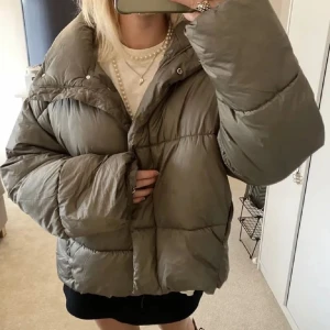 h&m jacka - super fin h&m jacka som tyvärr inte kommer till så mycket användning, exakt likadan som i första bilden fast svart, storlek xs men skulle säga att den sitter mer som en s, nyskick och perfekt nu till vintern 💞 använd köp nu 💞