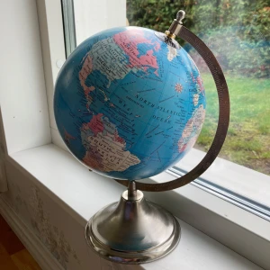 Jordglob 🌍  - Jordglob i fint skick. Omkretsen på jordgloben är 64 centimeter. Diametern är ungefär 22 centimeter ✨✨
