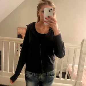 Zadig Voltaire zip up - Kashmir Zadig & Voltaire zip up med coolt tryck på baksidan. Nypris 3400kr, köpt förra året. Den är i nysick 🩷