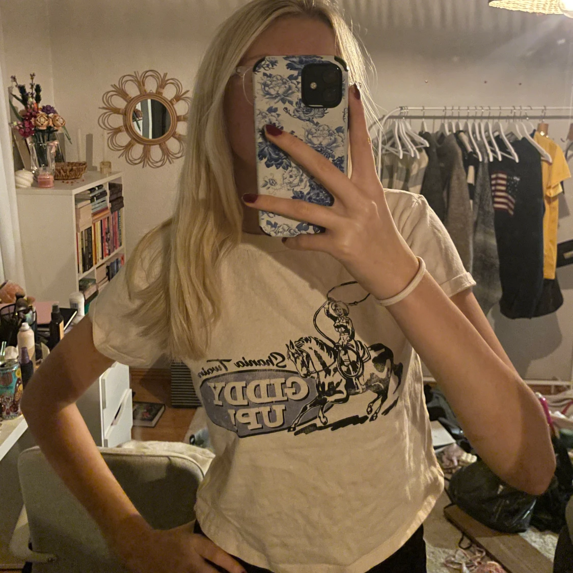 Vit babytee med cowboytryck - 90