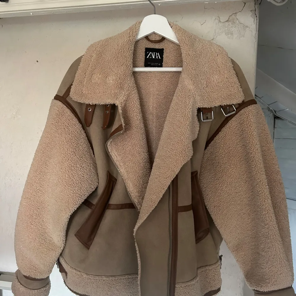 Säljer en supermysig beige teddyjacka från Zara. Den är i mycket bra skick. Denna går inte längre att köpa hos Zara.. Jackor.