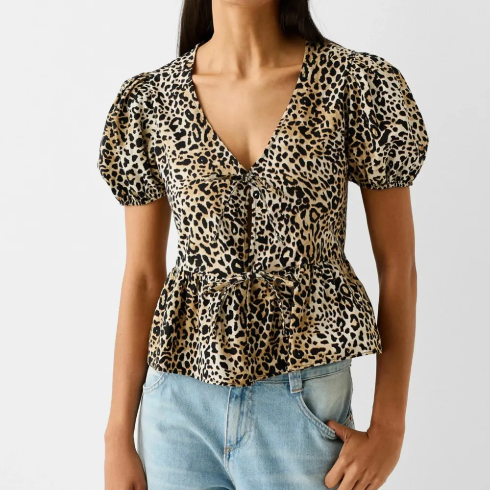 Hej! Säljer denna helt nya med lappen kvar, leopardmönstrad blus med puffärmar och i peplum modell! Storlek M, köpt från Bershka för 299kr men säljer för endast 100kr!! Skriv för fler bilder eller frågor ❤️. Toppar.