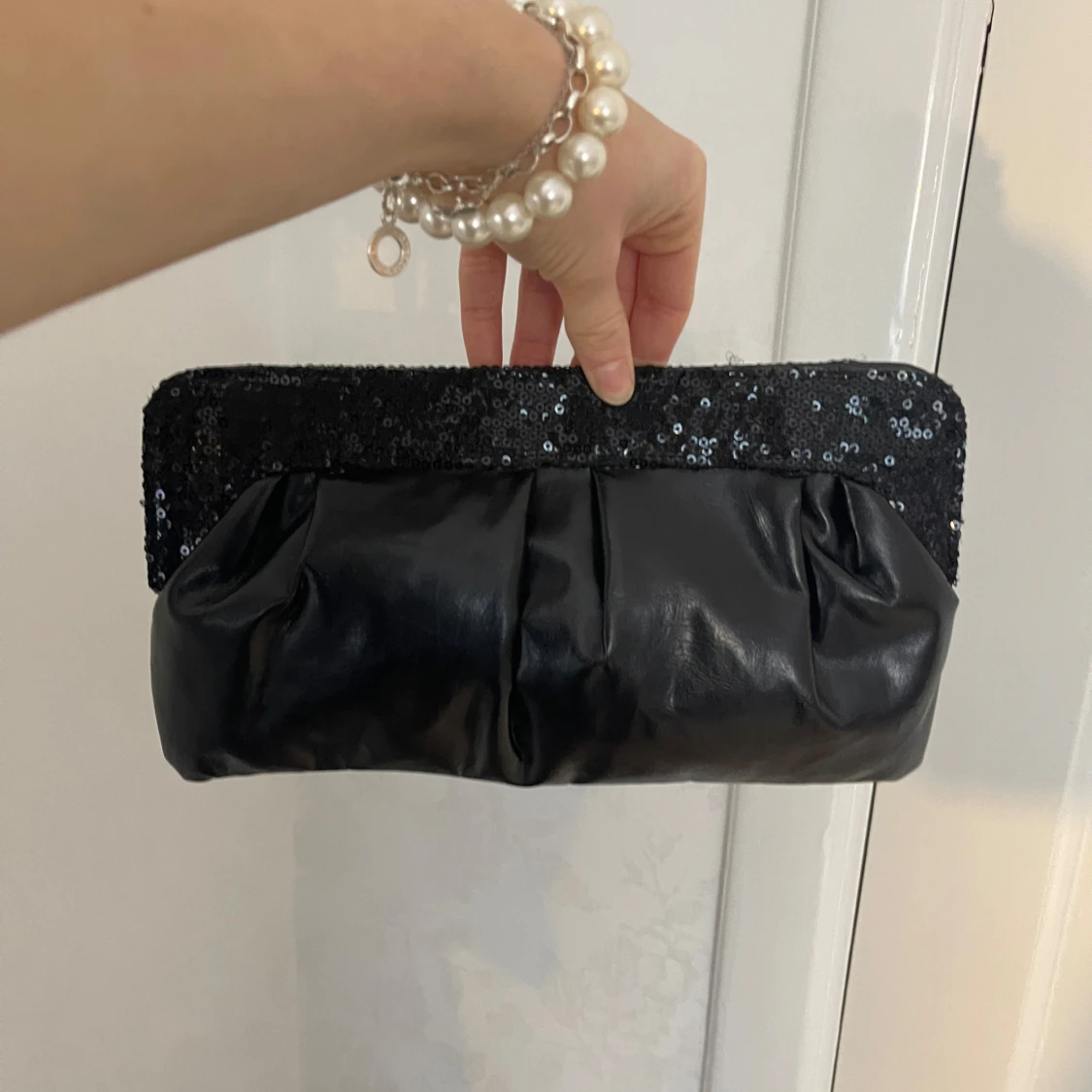 Svart kuvertväska med paljetter - 91