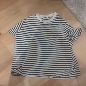 Jättegullig randig t-shirt! - Från Hm, i nyskick. 😻