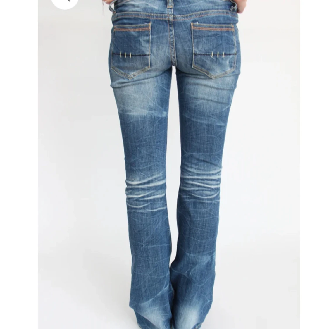 Super coola low waist bootcut jeans med hål - 90