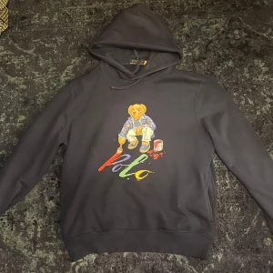 Ralph lauren hoodie - Säljer denna asfeta polo bear hoodien från ralph lauren då den inte passar mig. Hoodien är i bra skick och endast använd ett fåtal gånger. 