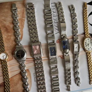 Samling av eleganta armbandsur - Säljer en samling av eleganta armbandsur i olika stilar och färger. Skriv privat för pris på klockarna men det ligger mellan 100-250kr, andra bilden visar vilka som finns kvar🥰