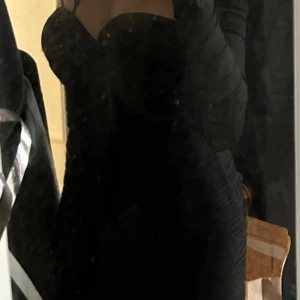 svart miniklänning  - använd endast en gång. säljer då den är för liten för mig, köpte som storlek 4 på hemsidan! ordinarie pris $86.