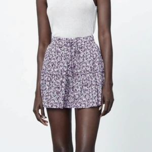 Blommig kjol med shorts - Säljer denna blommiga byxkjol då den inte kommer till användning. Den är i väldigt bra skick och har inga defekter. Det är shorts under kjolen som är väldigt praktiskt och bekvämt! Hör av er vid funderingar😊