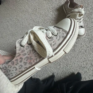 Leopard sneakers  - Så snygga, använda en gång, köpta från Bootbarn säljer för 650