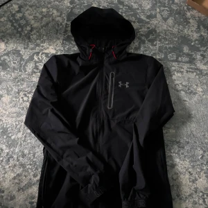 Under Armour kofta/regnjacka - Under armour kofta/regnjacka använd ett par gånger typ som ny